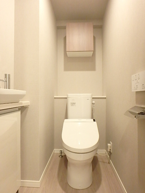 トイレ　落ち着いた色調のトイレです