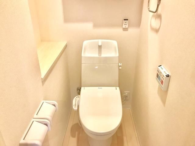 トイレ　落ち着いた色調のトイレです