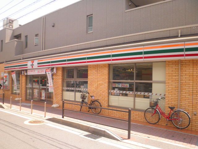 コンビニ　セブンイレブン（コンビニ）まで300m