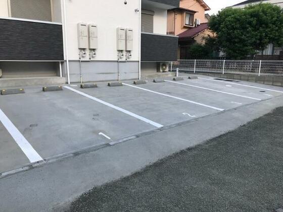 駐車場　※同タイプ物件の類似写真のため現況と少し異なります