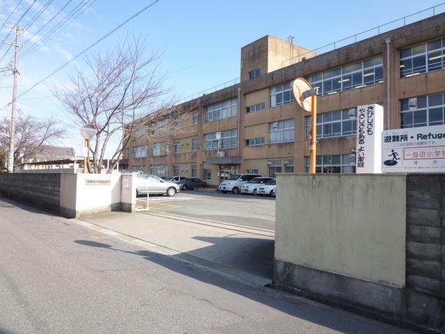 小学校　津市立一身田小学校（小学校）まで326m