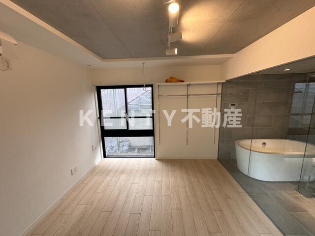 その他部屋・スペース　開放的な寝室です