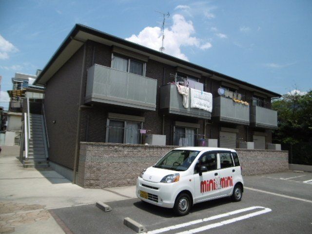建物外観　２階建てのスマートな建物です。