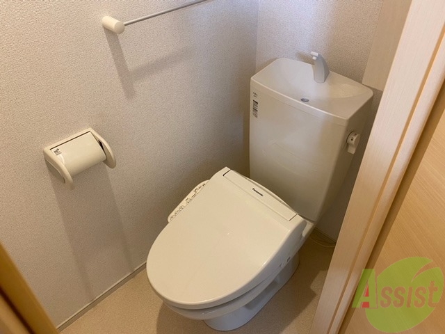 トイレ　嬉しいウォシュレット機能付きです。シャワートイレは便利ですね