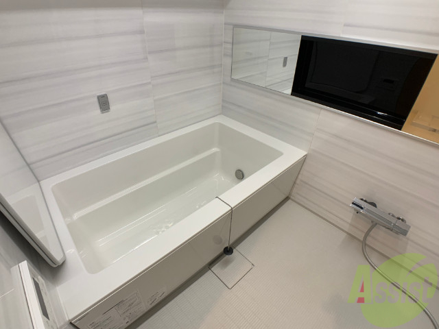 バス・シャワールーム　広々とした浴槽に壁の柄もオシャレできれいですね