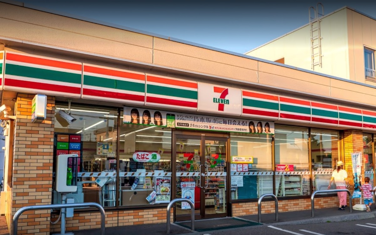 コンビニ　セブンイレブン札幌北郷3条8丁目店（コンビニ）まで464m