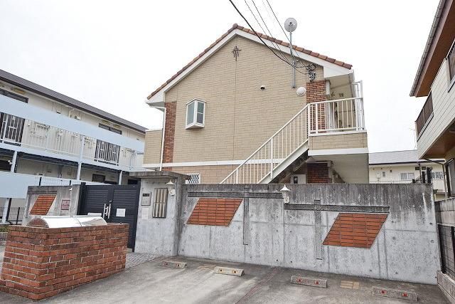 建物外観　★閑静な住宅街ですが急行停車駅徒歩6分です★