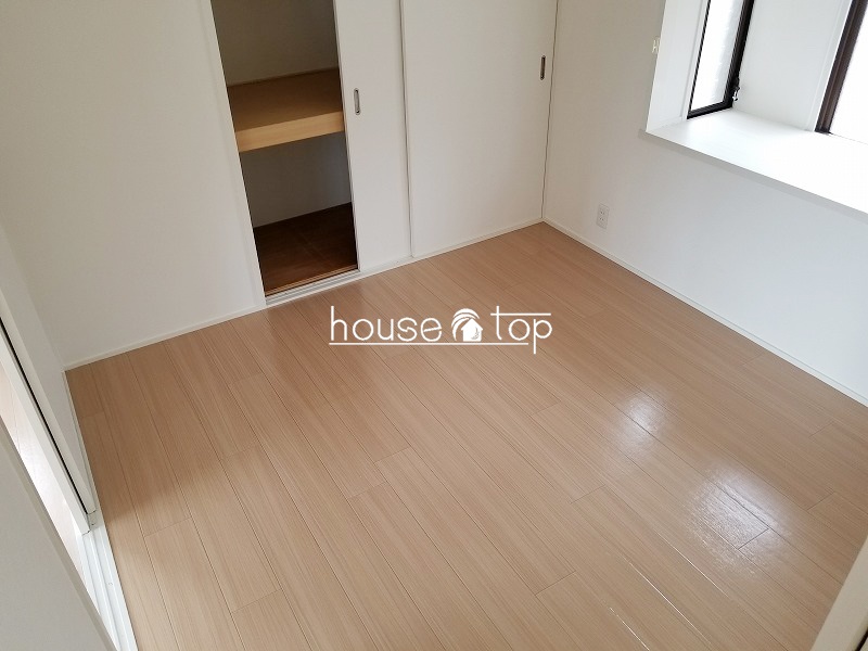 その他部屋・スペース　4.5帖のお部屋は出窓があるので、広く感じますよ♪