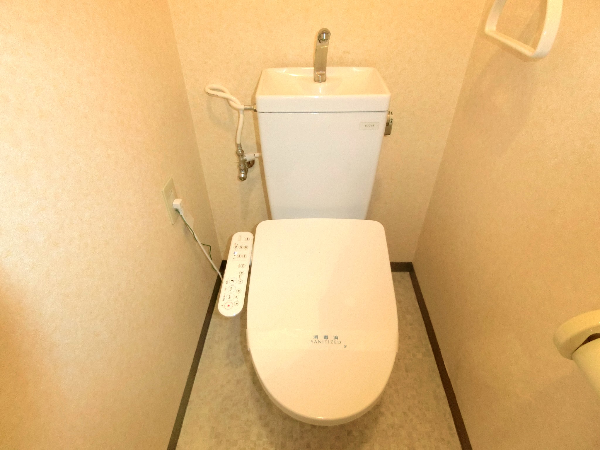 トイレ　温水洗浄機付のトイレです☆