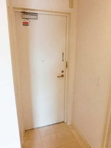 玄関　別部屋の画像を使用しております。