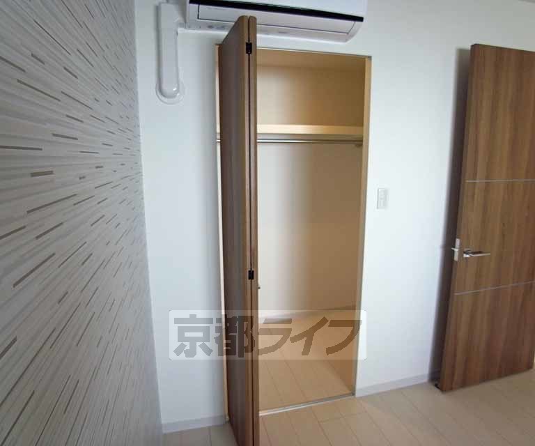 収納　収納ないライト付きのたっぷりクローゼット