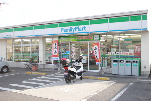 コンビニ　ファミリーマート（コンビニ）まで367m