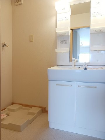 洗面設備　明るい洗面所です