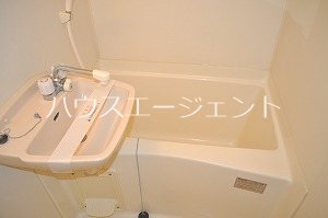 バス・シャワールーム　洗面台付ですが、バストレイ別です。※参考画像
