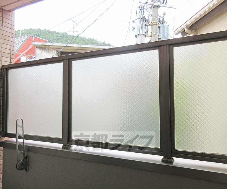 眺望　磨りガラス使用で洗濯物も干しやすいです！