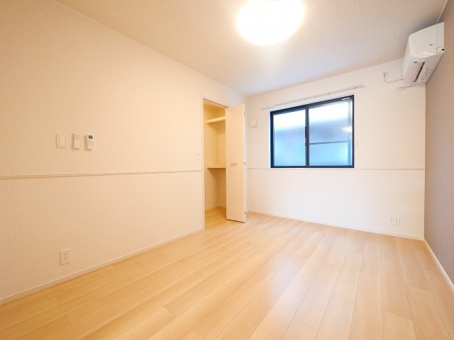 その他部屋・スペース　落ち着いた色調の寝室です