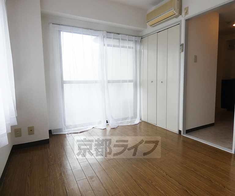居室・リビング　落ち着いた雰囲気のお部屋です
