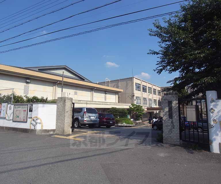 中学校　山科中学校（中学校）まで390m