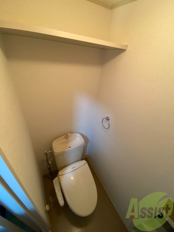 トイレ　トイレは温水洗浄便座付きで上部には収納スペースも！