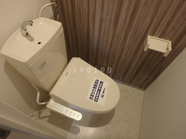 トイレ　嬉しい温水洗浄便座付きのトイレです。