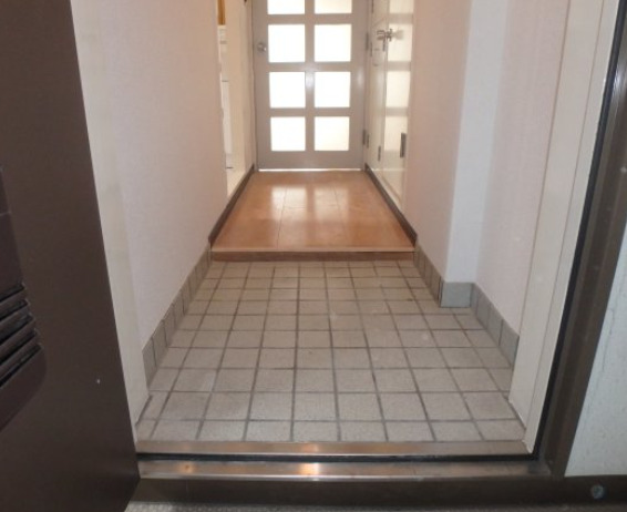 玄関　別部屋の画像を使用しております。