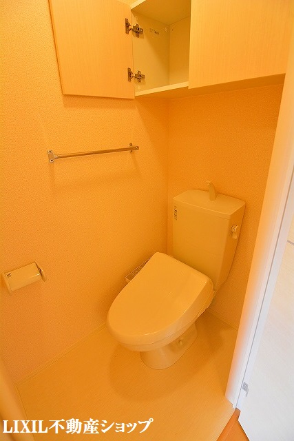 トイレ　上部に収納棚のある温水洗浄便座付のトイレです。
