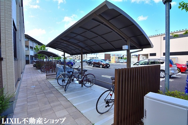 その他共有部分　敷地内に屋根付きの駐輪場があります。