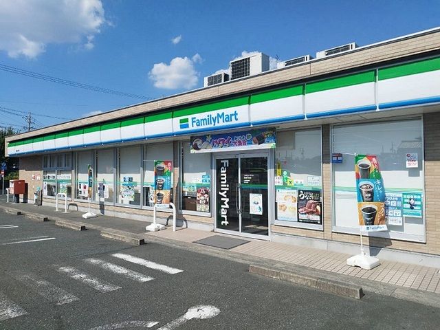 コンビニ　ファミリーマート（コンビニ）まで600m