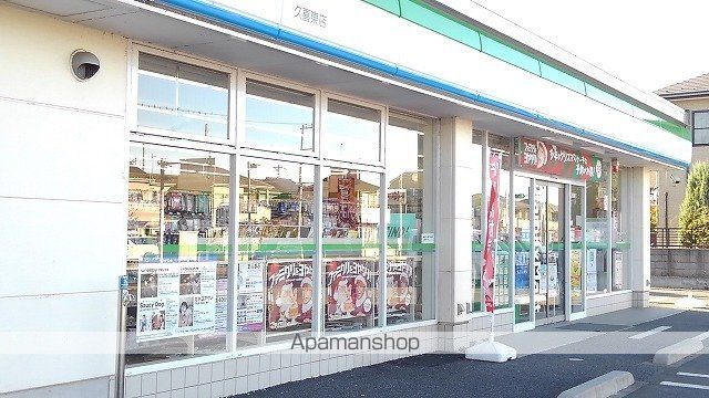 コンビニ　ファミリーマート（コンビニ）まで900m