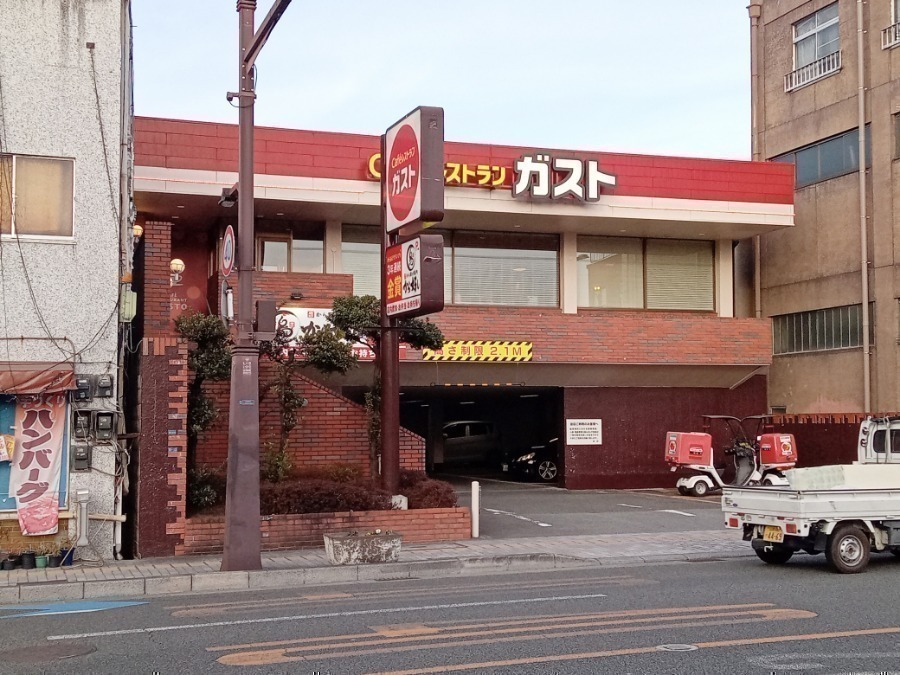 飲食店　ガスト甲府朝日店  （から好し取扱店）（飲食店）まで370m