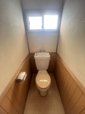 トイレ　トイレには窓があり、自然光を取り込める明るい空間です♪窓を開