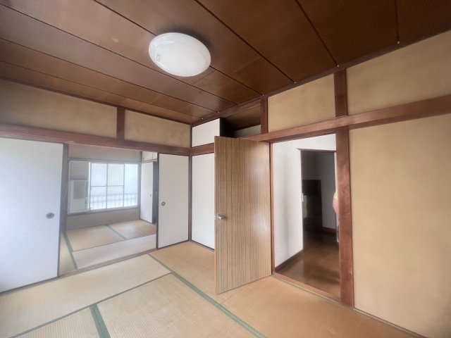 その他部屋・スペース　続き和室になっており、襖や扉を開ければ広々とした空間としてお