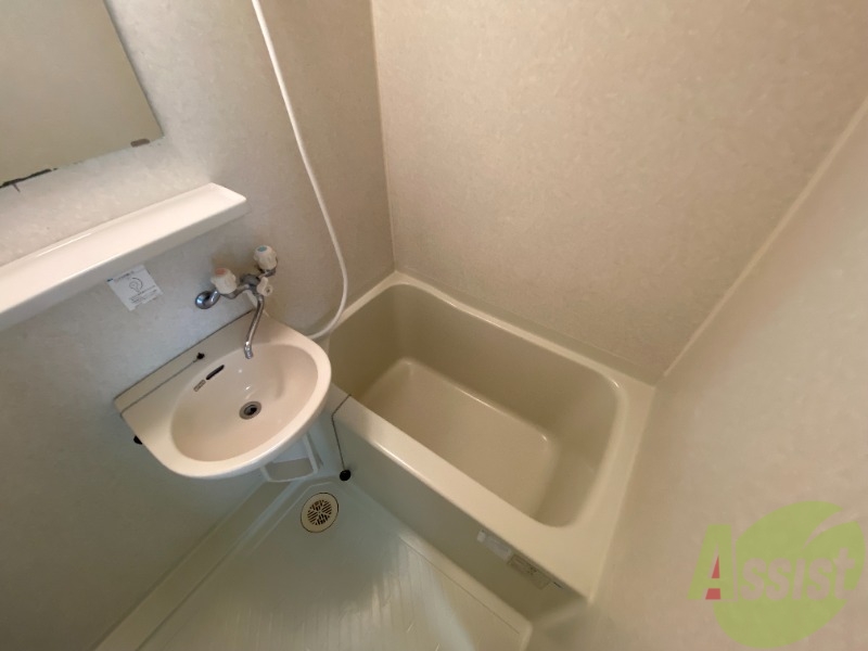 バス・シャワールーム　こちらが浴室です。バスタブを使い、疲れを癒せそうです。