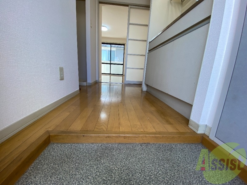 玄関　こちらは玄関です。玄関口が広く、荷物の持ち運びも安心です。