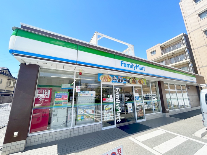 コンビニ　ファミリーマート（コンビニ）まで400m