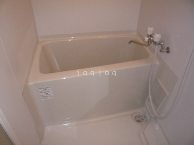 バス・シャワールーム　ゆったりとしたお風呂で快適に過ごせます。