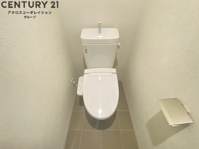 トイレ　収納棚あり・温水洗浄便座完備