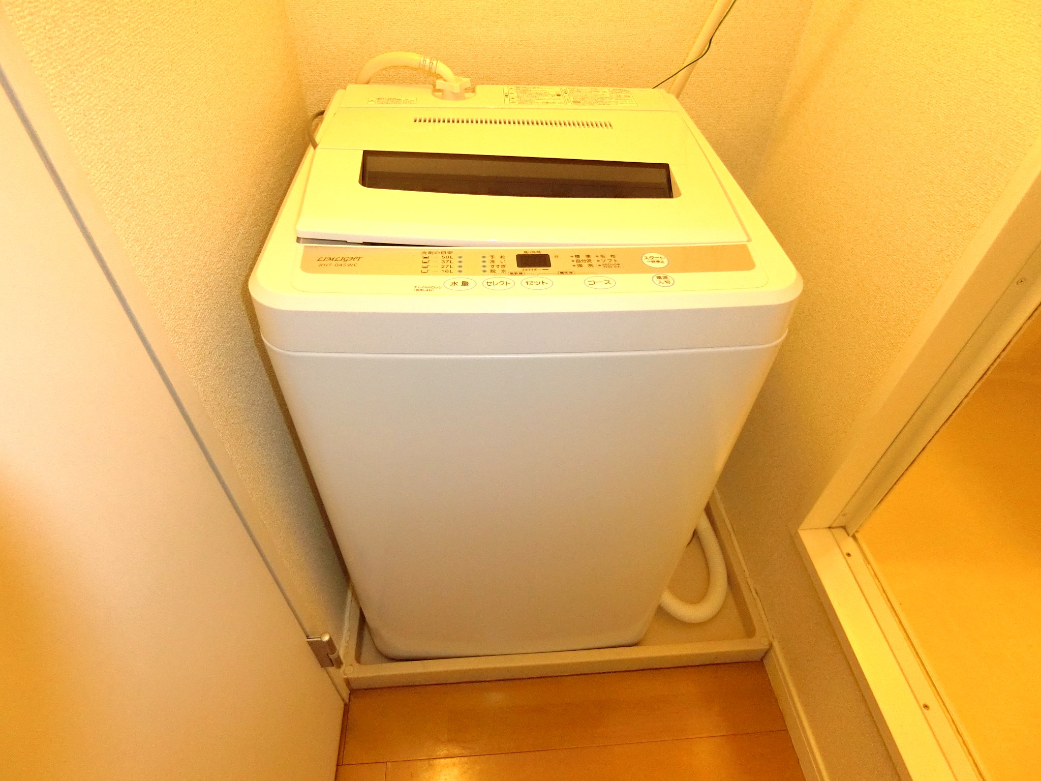 洗面設備　室内に全自動洗濯機を完備です☆