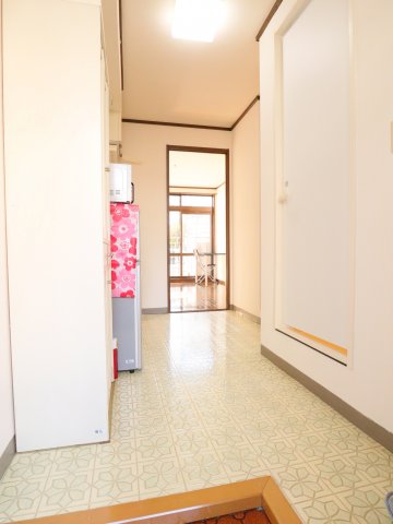 玄関　101号室の写真を使用しています。