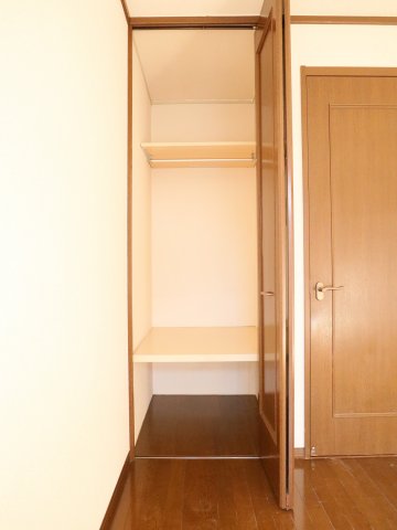 収納　101号室の写真を使用しています。