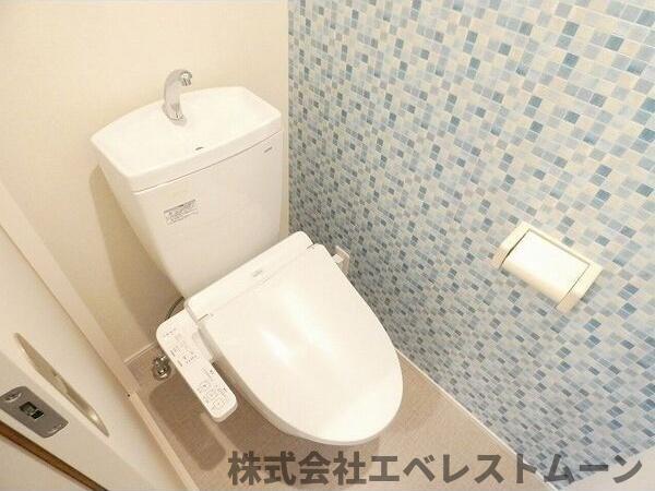 トイレ　落ち着いた色調のトイレです