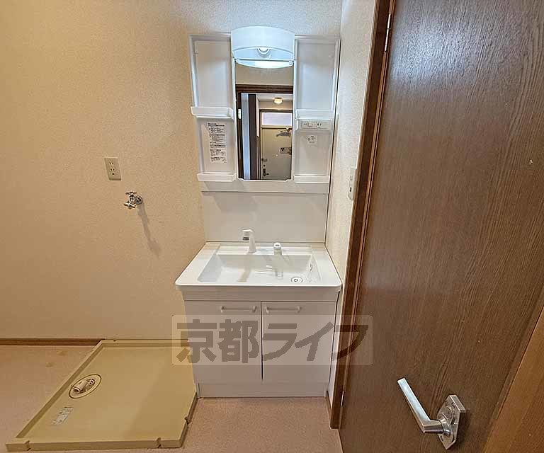 洗面設備　シャンプードレッサー付きで朝シャンも可能ですね