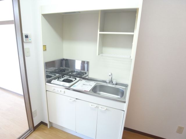 キッチン　※室内写真は反転タイプ別室サンプル写真。