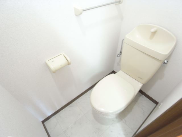 トイレ　※室内写真は反転タイプ別室サンプル写真。