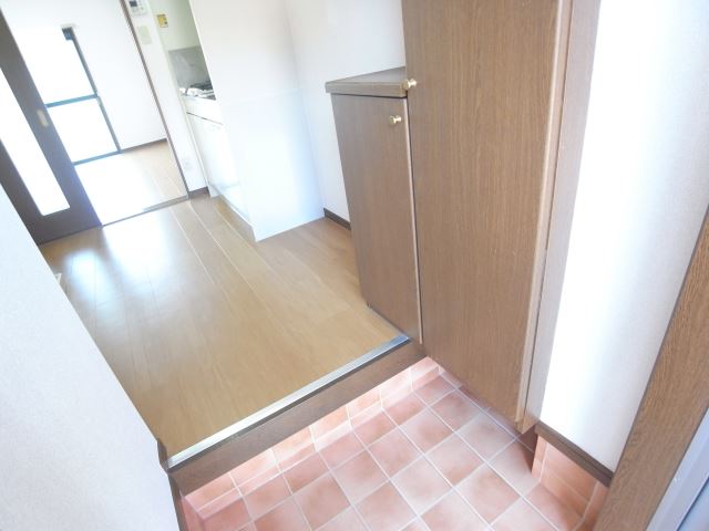 玄関　※室内写真は反転タイプ別室サンプル写真。