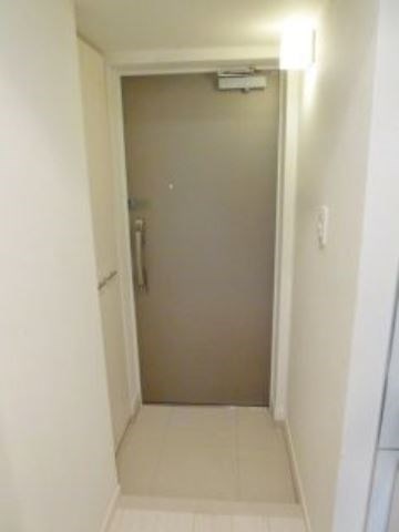 玄関　弊社は全物件が仲介手数料半月分でご紹介可能です。