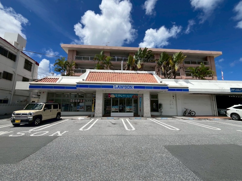 コンビニ　ローソン浦添牧港二丁目店（コンビニ）まで303m