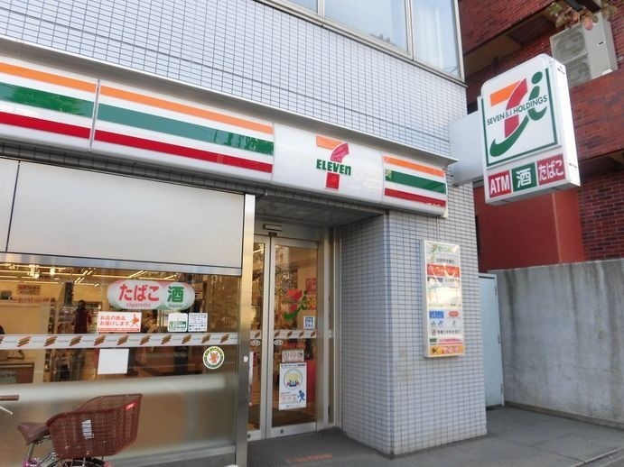 コンビニ　セブンイレブン新宿余丁町店（コンビニ）まで492m