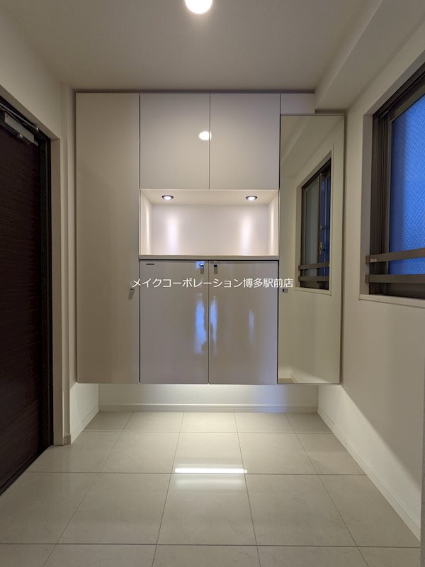 玄関　同物件、別部屋の写真です。