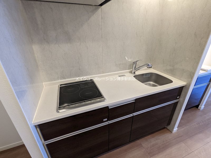 キッチン　同物件、別部屋の写真です。
